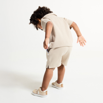 شورت قطني اللون بيج للولد الرضيع ومرسوم عليه خلية نحل 